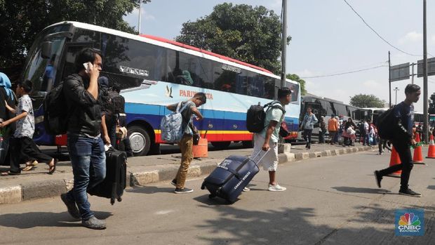 Suasana arus balik di terminal Kp Rambutan, Jakarta, Selasa (19/6). Pelaksana Harian Terminal Kampung Rambutan memprediksi arus balik yang terjadi di Terminal Kampung Rambutan terjadi dari tanggal 18 hingga 19 juni 2018. Menurut pantauan CNBC Indonesia hingga hari ini sudah mulai terjadi pergerakan pada arus balik. Pada arus balik akhir pekan ini sudah tercatat sebanyak 60.000 orang. Sedangkan jumlah bus yang masuk kurang lebih mencapai 6.000 kendaraan. (CNBC Indonesia/Muhammad Sabki)