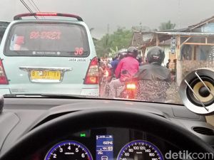 Cari Jalan Tikus di Ajibarang, Pemudik Tetap Terjebak Macet
