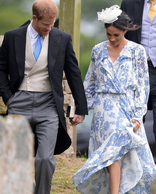 Gaun putih biru Oscar de la Renta yang dikenakan Meghan di sebuah acara pernikahan dijual US$ 6 ribu atau Rp 85 juta. Foto: Instagram/@people