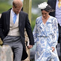 Gaun putih biru Oscar de la Renta yang dikenakan Meghan di sebuah acara pernikahan dijual US$ 6 ribu atau Rp 85 juta. Foto: Instagram/@people