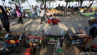 Taman Waduk Pluit itu juga dilengkapi dengan beragam sarana permainan anak-anak. Foto: Grandyos Zafna