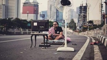 Sudah seperti di kamar tidur bisa nonton televisi dan menyalakan kipas. Foto: Facebook/Gilak&Unik