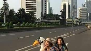 Potret warga Jakarta yang merasakan suasana sepi ibu kota. Foto: Facebook/Gilak&Unik