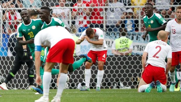 Polandia tertinggal 0-1 di babak pertama berkat gol bunuh diri Thiago Cionek.