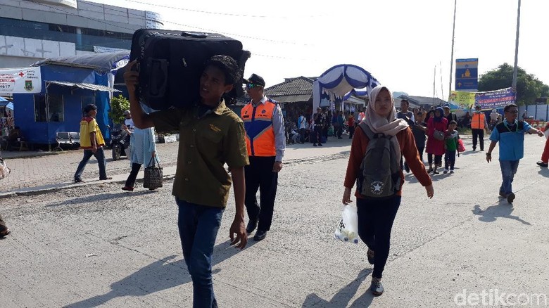 Penumpang Asal Sumatera Mulai Padati Terminal Pelabuhan Merak Penumpang Asal Sumatera Mulai Padati Terminal Pelabuhan Merak