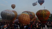 Misalnya, balon udara dengan motif batik dengan bentuk oval hingga balon udara yang menyerupai burung Garuda. (Uje Hartono/detikTravel)