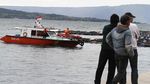 Foto: Proses Pencarian Korban Kapal Tenggelam di Danau Toba