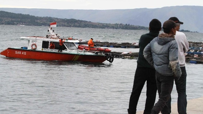 KTP hingga Tas Penumpang Kapal Tenggelam Ditemukan di Danau Toba KTP hingga Tas Penumpang Kapal Tenggelam Ditemukan di Danau Toba
