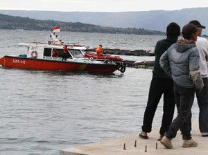 KTP hingga Tas Penumpang Kapal Tenggelam Ditemukan di Danau Toba