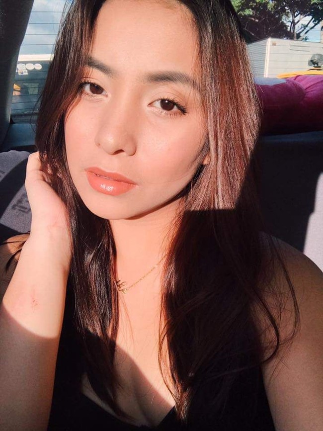 Tampil mengenakan makeup natural dan flawless, pilot cantik berusia 22 tahun ini cantik memikat. Foto: istimewa