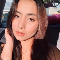 Tampil mengenakan makeup natural dan flawless, pilot cantik berusia 22 tahun ini cantik memikat. Foto: istimewa