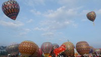 Dengan menggunakan udara panas, satu tim yang terdiri 10 orang ini kompak menerbangkan balon udara dengan ukuran diameter 4 meter dan tinggi 7 meter. Meski beberapa sempat terlihat kesusahan, namun 104 balon udara semuanya bisa terbang menghiasi langit Wonosobo. (Uje Hartono/detikTravel)