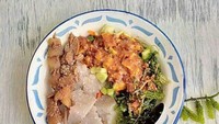 @liza_uzla juga cicip pecel latoh. Bedanya ia melengkapinya dengan horog horog dan sate kikil. Duh, kelihatan nikmat! Foto: Istimewa