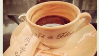 Secangkir hot chocolate ini cocok dinikmati saat udara dingin. Sluurp! Foto: Instagram @yosoy8a