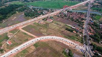 Foto udara sejumlah kendaraan pemudik melaju di Jalan Tol Batang Semarang di sekitar Jembatan Kalikuto, pada arus balik Lebaran 2018 H+4 di Kabupaten Kendal, Jawa Tengah, Selasa (19/6). ANTARA FOTO/Harviyan Perdana Putra.
