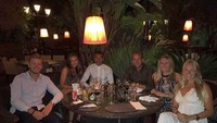 Sesekali Kane juga mengunggah fotonya saat makan bersama teman. Kali ini Kane makan malam di sebuah kafe yang punya interior lampion keren. Foto: Instagram Harry Kane