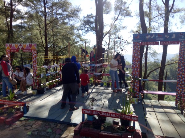 Letaknya yang berada di dataran tinggi dengan menghadap pepohonan pinus yang segar membuat objek wisata Malino menjadi favorit saat ini untuk mengisi hari libur Lebaran yang selesai akhir pekan ini (Ibnu Munsir/detikTravel) Letaknya yang berada di dataran tinggi dengan menghadap pepohonan pinus yang segar membuat objek wisata Malino menjadi favorit saat ini untuk mengisi hari libur Lebaran yang selesai akhir pekan ini (Ibnu Munsir/detikTravel)