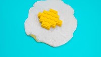 Telur mata sapi ini, dirubah jadi karya Pop Art yang menarik. Kuning telur diganti dengan susunan lego yang dibentuk agar mirip menyerupai yang asli. Foto: Jaime Shancez