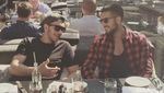 Tampannya Gaya Emre Can Saat Makan Pasta di Pantai Hingga Tiru Gaya Salt Bae