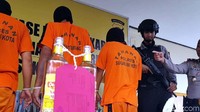 Sementara itu SZ, salah seorang pelaku membenarkan dia dan dua temannya sudah sepakat untuk membayar kekasih korban dengan uang Rp 600 ribu. Namun kenyataannya salah seorang temannya hanya memberikan uang Rp 300 ribu ditambah satu mangkuk bakso.