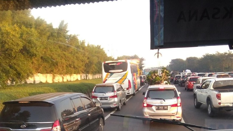 Tol Cikampek-Karawang Padat Merayap, Kecepatan 40 Km/Jam Tol Cikampek-Karawang Padat Merayap, Kecepatan 40 Km/Jam
