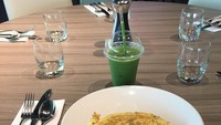 Breakfast, tulis Kane di keterangan fotonya. Sepotong telur dadar dan jus hijau nampak di hadapannya. Sarapannya tinggi protein dan serat nih! Foto: Instagram Harry Kane