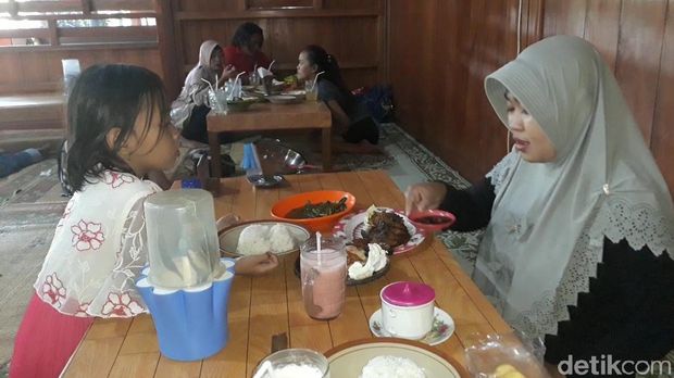 Pemudik di Ngawi Yakin Mandi di Sini Bisa Bikin Awet Muda