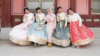 Kirim cinta dari korea, tulis keterangan foto Chacha.  Foto: Instagram/ chachafrederica