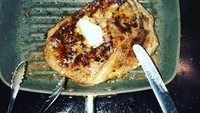 Tidak hanya handal dalam urusan politik. Rupanya Prananda juga handal dalam memasak steak buatannya sendiri di rumah. Keren, ya? Foto: Instagram @pranandapaloh