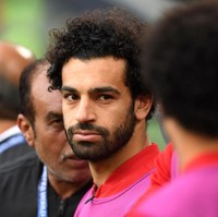 Kehadirannya ditunggu-tunggu, Mohamed Salah akhirnya debut di Piala Dunia 2018, untuk membela kesebelasan Mesir melawan Rusia. Salah sepertinya lebih cuek menata penampilannya. Gaya khas Salah adalah rambut keriting yang dibiarkan acak dan jenggot serta kumis tebal menghiasi wajahnya. Foto: Getty Images