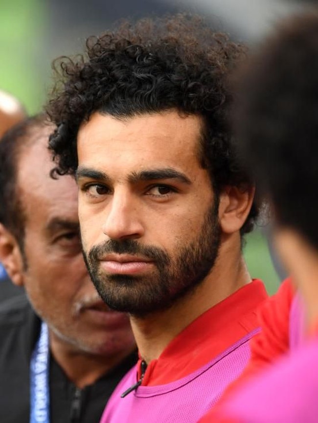 Kehadirannya ditunggu-tunggu, Mohamed Salah akhirnya debut di Piala Dunia 2018, untuk membela kesebelasan Mesir melawan Rusia. Salah sepertinya lebih cuek menata penampilannya. Gaya khas Salah adalah rambut keriting yang dibiarkan acak dan jenggot serta kumis tebal menghiasi wajahnya. Foto: Getty Images