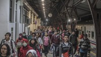 Pemudik tiba di Stasiun Pasar Senen, Jakarta, Selasa (19/6). PT KAI mencatat penumpang kedatangan kumulatif sejak 5 Juni 2018 hingga 18 Juni 2018 berjumlah 143.610 orang di Stasiun Pasar Senen. ANTARA FOTO/Muhammad Adimaja.