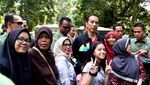 Foto: Saat Jokowi Beri Jaket Asian Games ke Warga di Bogor