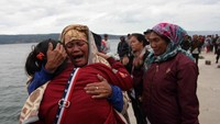 Tangis warga di lokasi tenggelamnya KM Sinar Bangun (Foto: Dok. REUTERS/Albert Damanik)