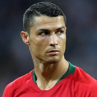 Cristiano Ronaldo kali ini memiliki potongan rambut pendek nan rapi. Tapi dia menyelipkan gaya kekinian dengan aksen skin yang seperti belahan pinggir. Seperti penampilan rambutnya saat bertanding untuk Portugal Vs Spanyol. Foto: Getty Images