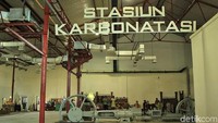 Hadir juga pojok suvenir dan kerajinan tangan di dalam De Tjolomadoe. Lokasinya ada di stasiun karbonatasi (Randy/detikTravel)