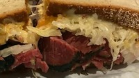 Waduh keju dan potongan pastraminya bikin gagal fokus. Konon ini adalah sandwich pastrami yang populer di New York City. Foto: Instagram @erickbanaiskandar