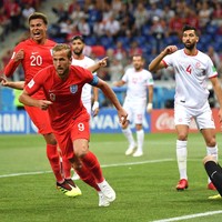 Banyak melakukan pertandingan membuat pemain bola memiliki sifat kompetitif. Dikutip dari Ezine, beberapa wanita menganggap sifat ini sebagai nilai tambah. Pria yang kompetitif akan melakukan banyak cara untuk mencapai tujuan mereka. Tidak hanya kompetitif menggocek bola, tapi juga menggaet wanita cantik. Foto: Dan Mullan/Getty Images