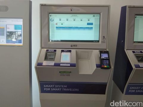 Vending machine tiket kereta Bandara Soetta di Stasiun Bekasi
