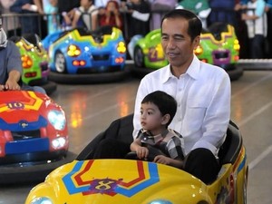 Ayah Sukses Jual Martabak, Ini Gaya Cucu Jokowi Bersepatu Gucci Rp 4,8 Juta