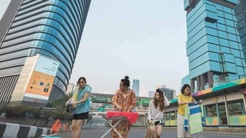 Seperti diketahui, Jakarta jika di hari normal begitu padat, sumpek, dan macet tak tertahankan. Foto: Facebook/Gilak&Unik