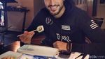 Tampannya Gaya Emre Can Saat Makan Pasta di Pantai Hingga Tiru Gaya Salt Bae