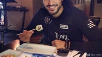 Saat berada di Inggris, restoran yang menyediakan beragam sushi jadi pilihannya. Asian kitchen is still my favorite, tulis Emre Can. Foto: Instagram ec2323