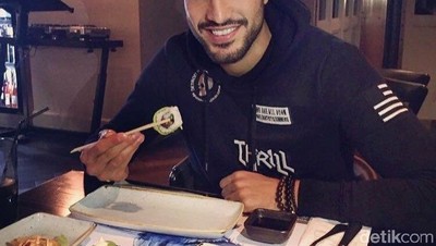 Tampannya Gaya Emre Can Saat Makan Pasta di Pantai Hingga Tiru Gaya Salt Bae