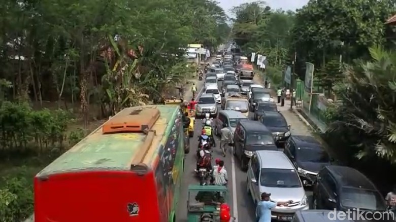 Kendaraan di Jalur Brebes-Purwokerto Mengular Puluhan Kilometer Kendaraan di Jalur Brebes-Purwokerto Mengular Puluhan Kilometer