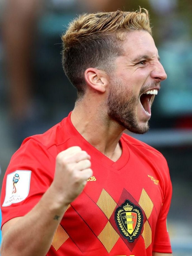 Dries Mertens dari kesebelasan Belgia memilih potongan rambut yang ditipiskan di bagian bawah, dan lebih tebal pada bagian atas kepala. Untuk tampil lebih stylish, ia mewarnai rambut dengan teknik ombre bernuansa keemasan. Foto: Getty Images