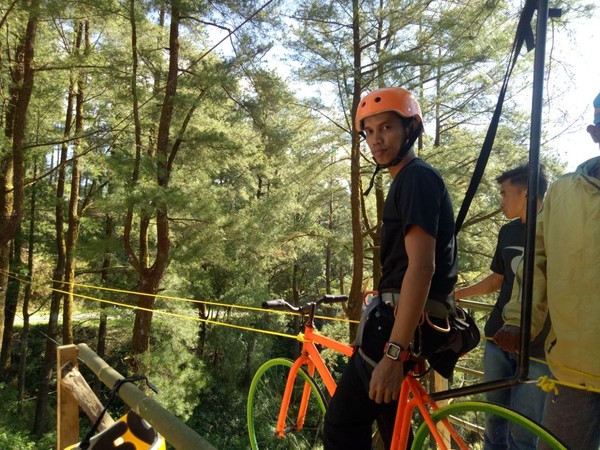 Atraksi ini berada di ketinggian 1.000 mdpl, sekitar 90 km di sebelah timur kota Makassar, tak jauh dari lokasi hutan pinus dan wisata berkuda. (Ibnu Munsir/detikTravel) Atraksi ini berada di ketinggian 1.000 mdpl, sekitar 90 km di sebelah timur kota Makassar, tak jauh dari lokasi hutan pinus dan wisata berkuda. (Ibnu Munsir/detikTravel)