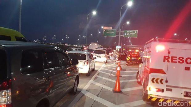 Sejak Sore, Antrean Kendaraan di Exit Tol Wilangan Capai 1 Km