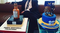 Politisi berusia 29 tahun ini, dikenal dengan senyuman manisnya. Ini posenya di depan dua kue megah, ketika merayakan ulang tahun yang ke-27. Ada juga kue berwarna biru cantik dari Parta Nasdem. Foto: Instagram @pranandapaloh