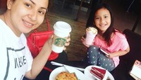 Bersama putrinya, Deswita asyik nongkrong di kafe kopi. Tak mengajak suami dan putranya, Deswita bilang ini momen girls time. Foto: Instagram @deswitamaharani80